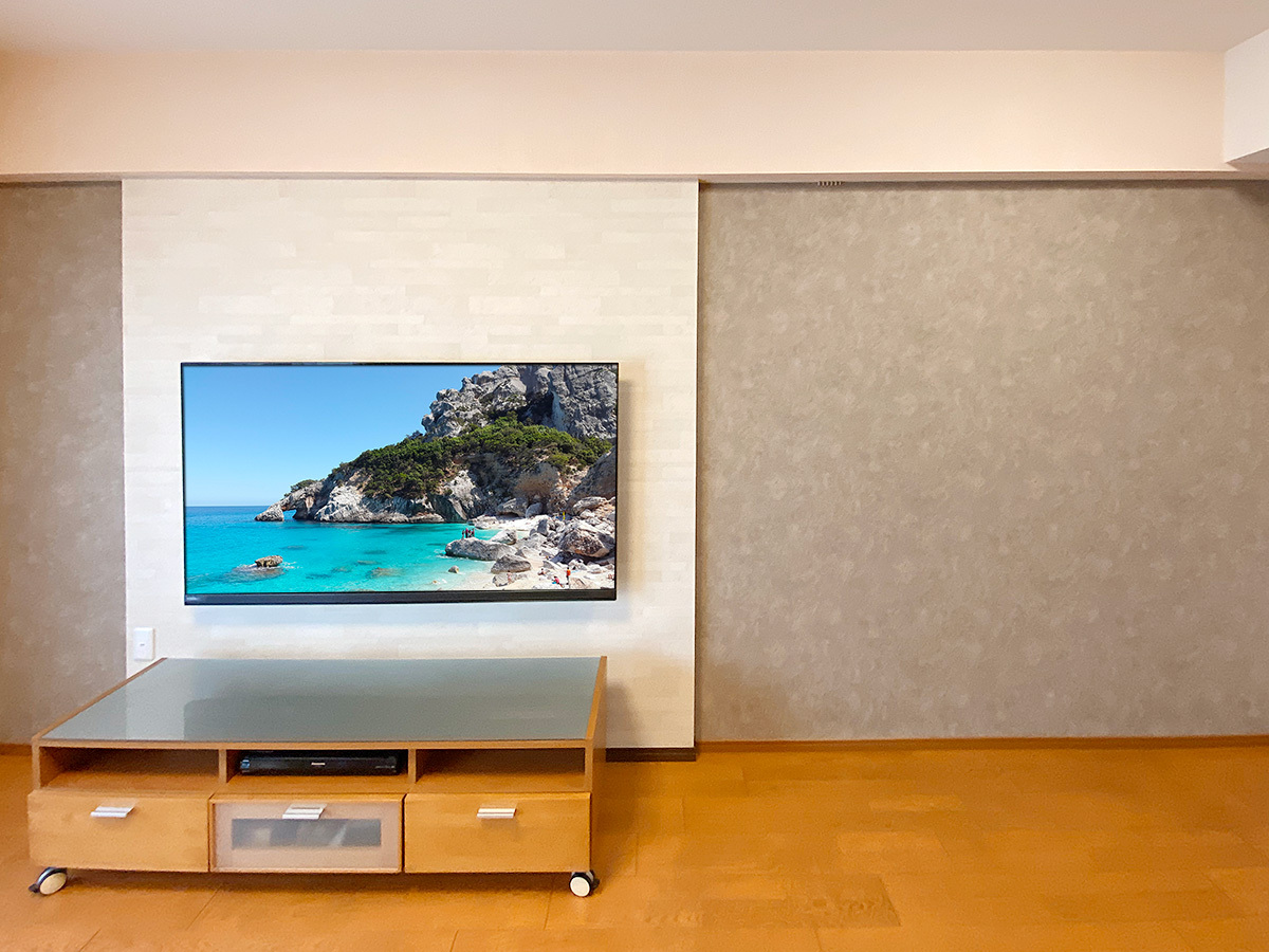 今回はお部屋の壁一面のクロスも同時に張り替え。「テレビ壁掛け＋壁紙張り替え」は壁紙の汚れや劣化が気になるお客様から好評をいただいております。