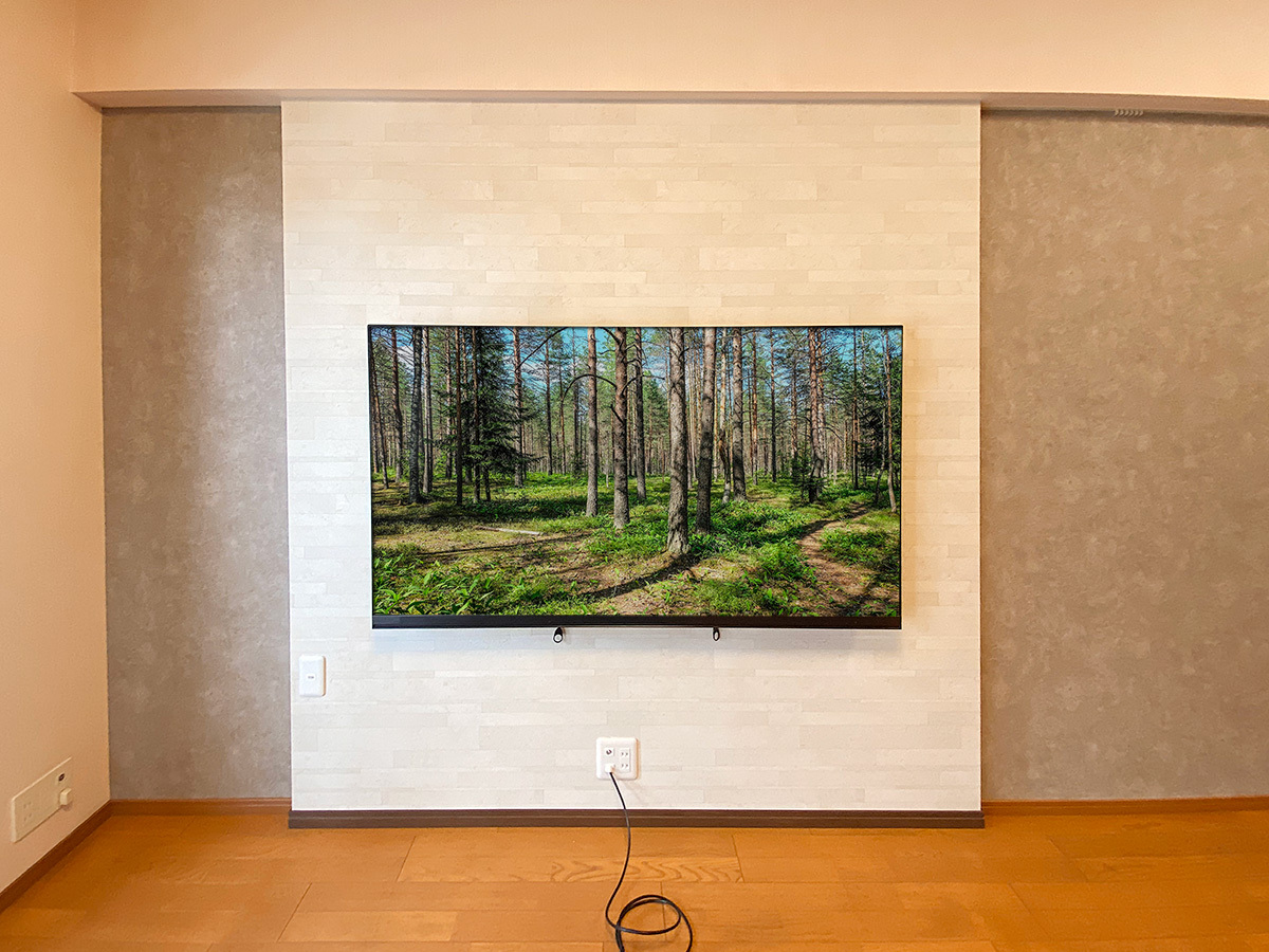 PIXYのサイズは横幅が2000mm、高さが2100mm。外装は石積み模様のアクセントクロス仕上げです。テレビで隠れる位置と床上、そしてHDMI用のコンセントパネルを備えています。