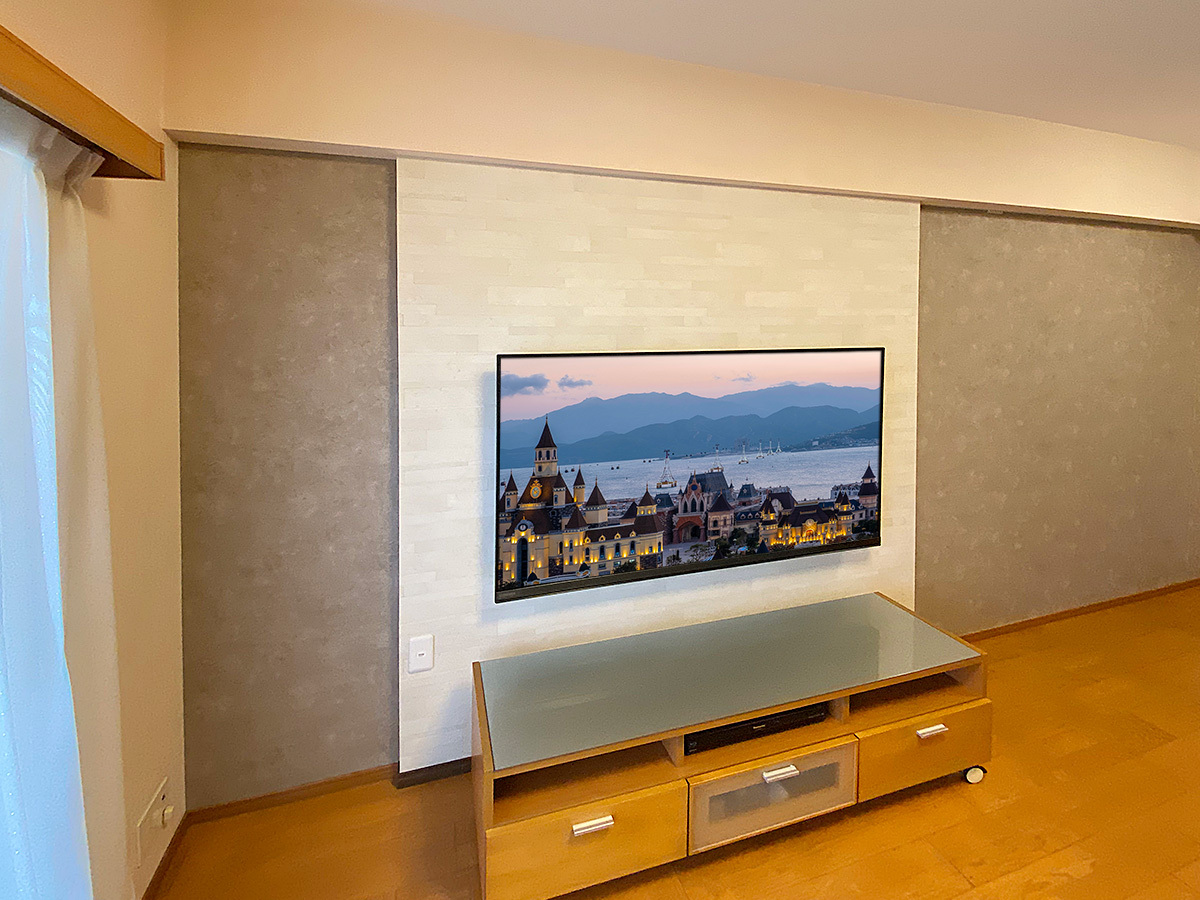 テレビは東芝レグザ 65Z870N。65型のMini LED液晶テレビ。壁掛け時の本体サイズは横幅1452mm、高さ857mm、厚みが最大76mm。重量は27.1kgになります。