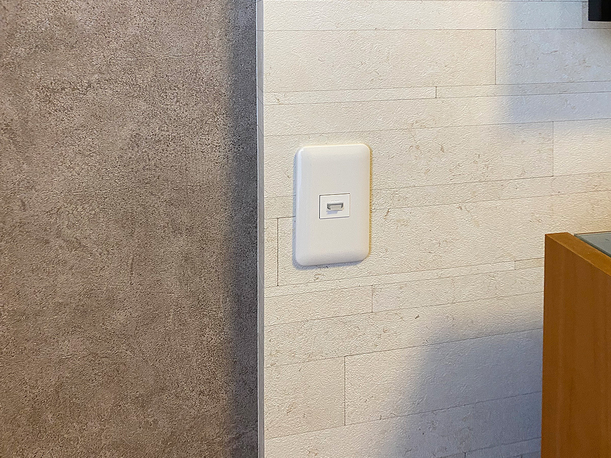 PIXY前面に作られたHDMI専用コンセント。ここにゲーム機などをつなぐと映像とサウンドがテレビ側に出力される仕組みです。