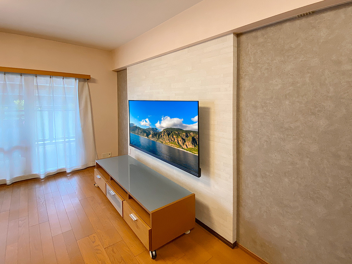 本来この壁にはコンセントが無いため、奥の対角壁のコンセントから電源とアンテナ線を分岐・延長しました。壁内部を通す壁内配線で処理しています。