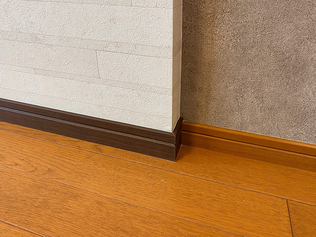 PIXYには幅木をつけることで足元をぐっと引き締めています。PIXYの外装クロスと張り替えられた壁面のクロスとのデザインにご注目ください。