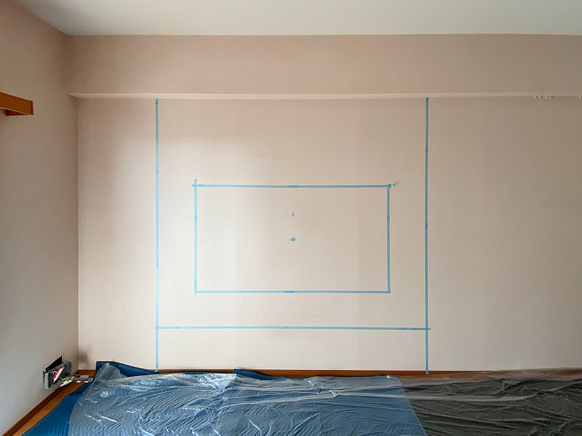 工事開始直後の一枚。PIXYの位置取りが終わり左側で電気工事の準備が始まりました。壁紙の張り替えはこの後になります。