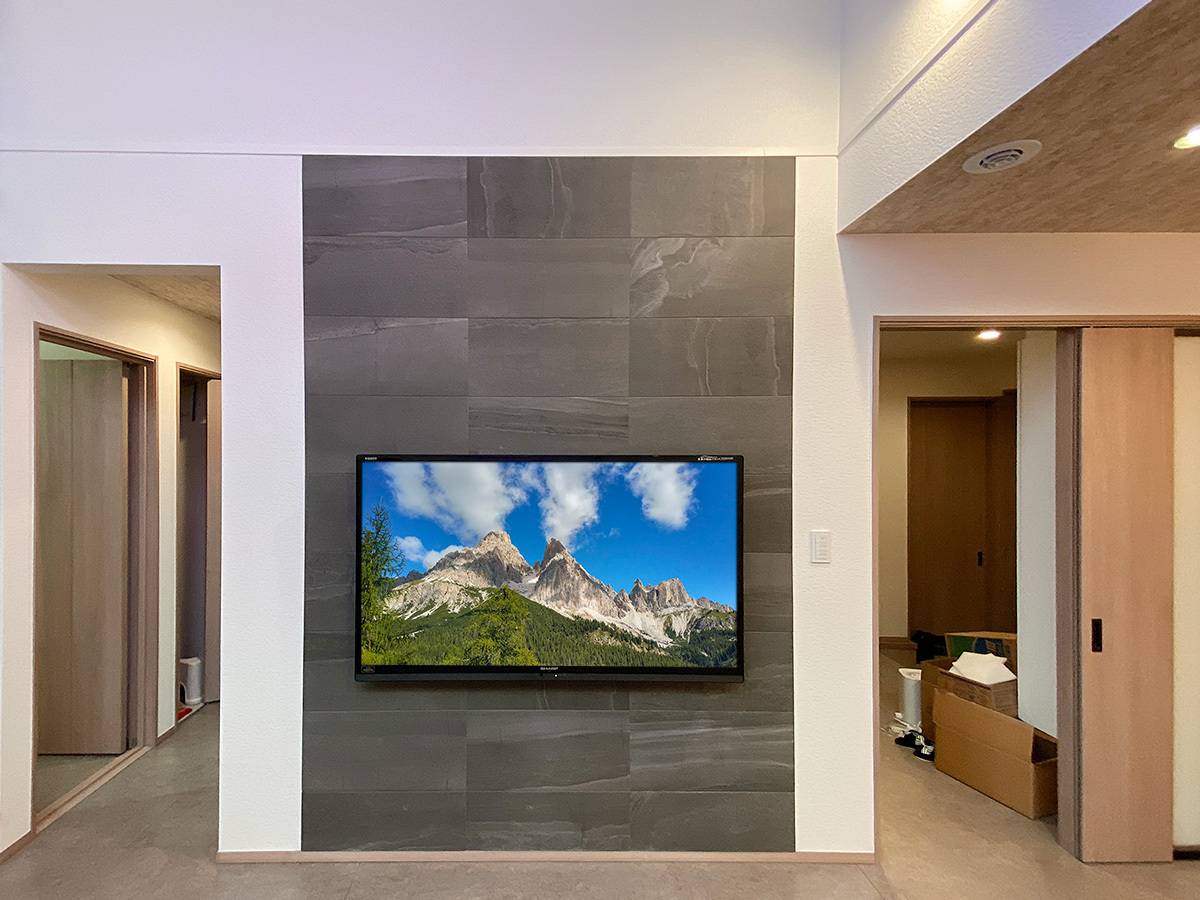 京都府京都市でエコカラット壁（ストーングレース）にシャープ アクオス 60インチテレビを壁掛け