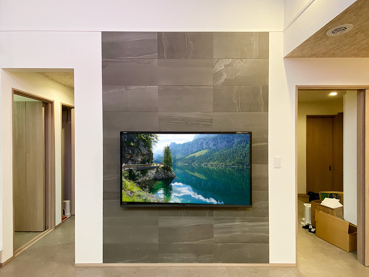 京都府京都市でエコカラット壁（ストーングレース）にシャープ アクオス 60インチテレビを壁掛け