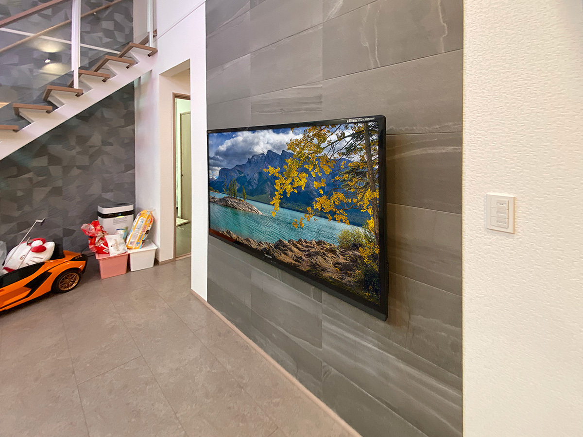 京都府京都市でエコカラット壁（ストーングレース）にシャープ アクオス 60インチテレビを壁掛け