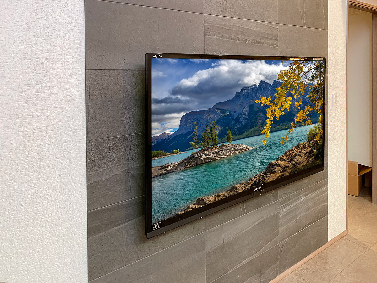 京都府京都市でエコカラット壁（ストーングレース）にシャープ アクオス 60インチテレビを壁掛け