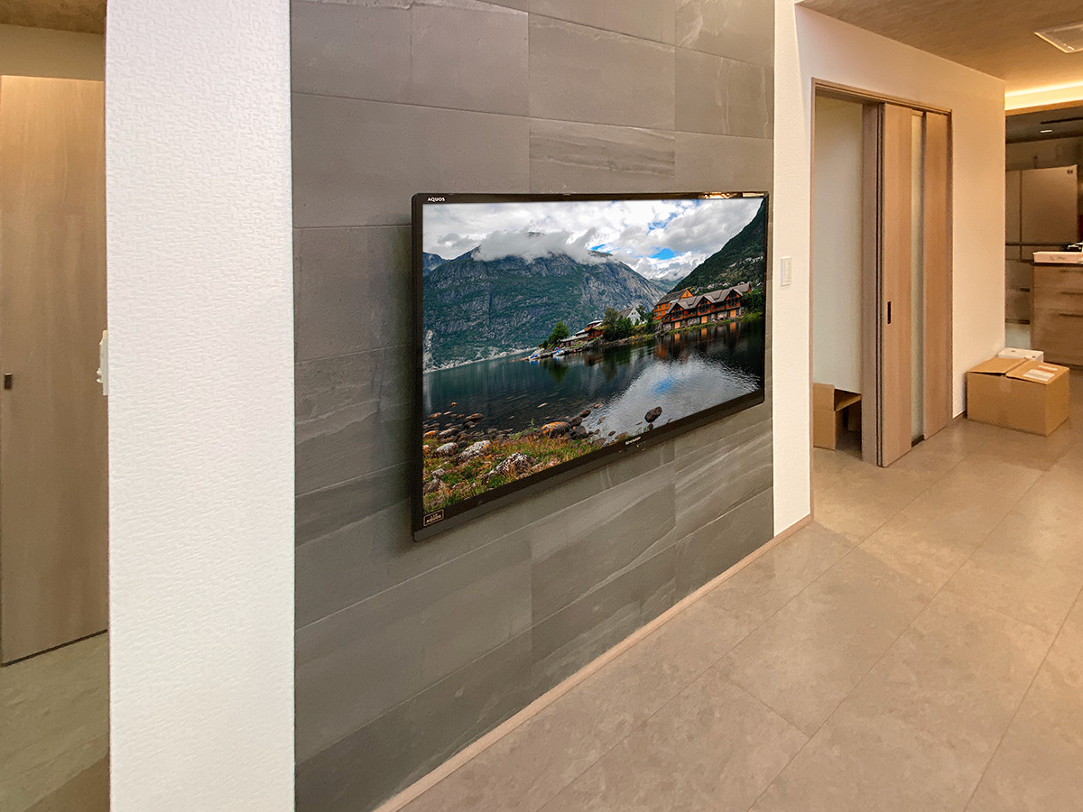 京都府京都市でエコカラット壁（ストーングレース）にシャープ アクオス 60インチテレビを壁掛け