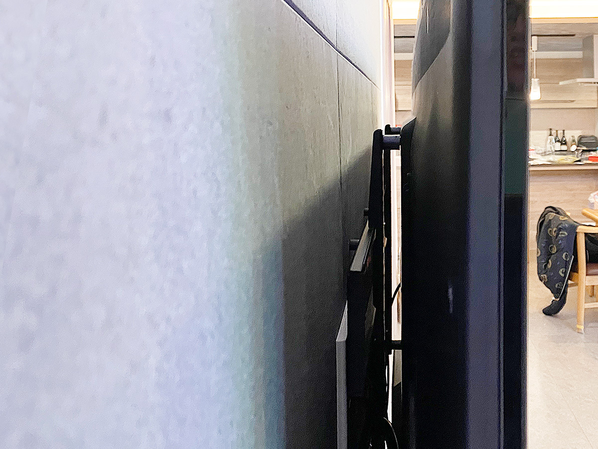 京都府京都市でエコカラット壁（ストーングレース）にシャープ アクオス 60インチテレビを壁掛け