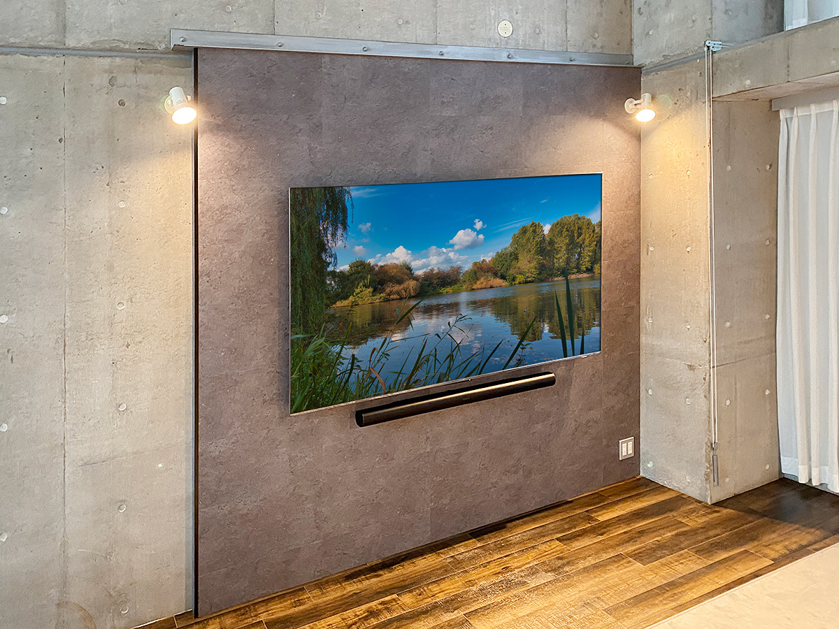 東京都港区のマンションでコンクリート壁の手前にフェイクウォールPIXYを設置することで壁掛けテレビを実現しました。