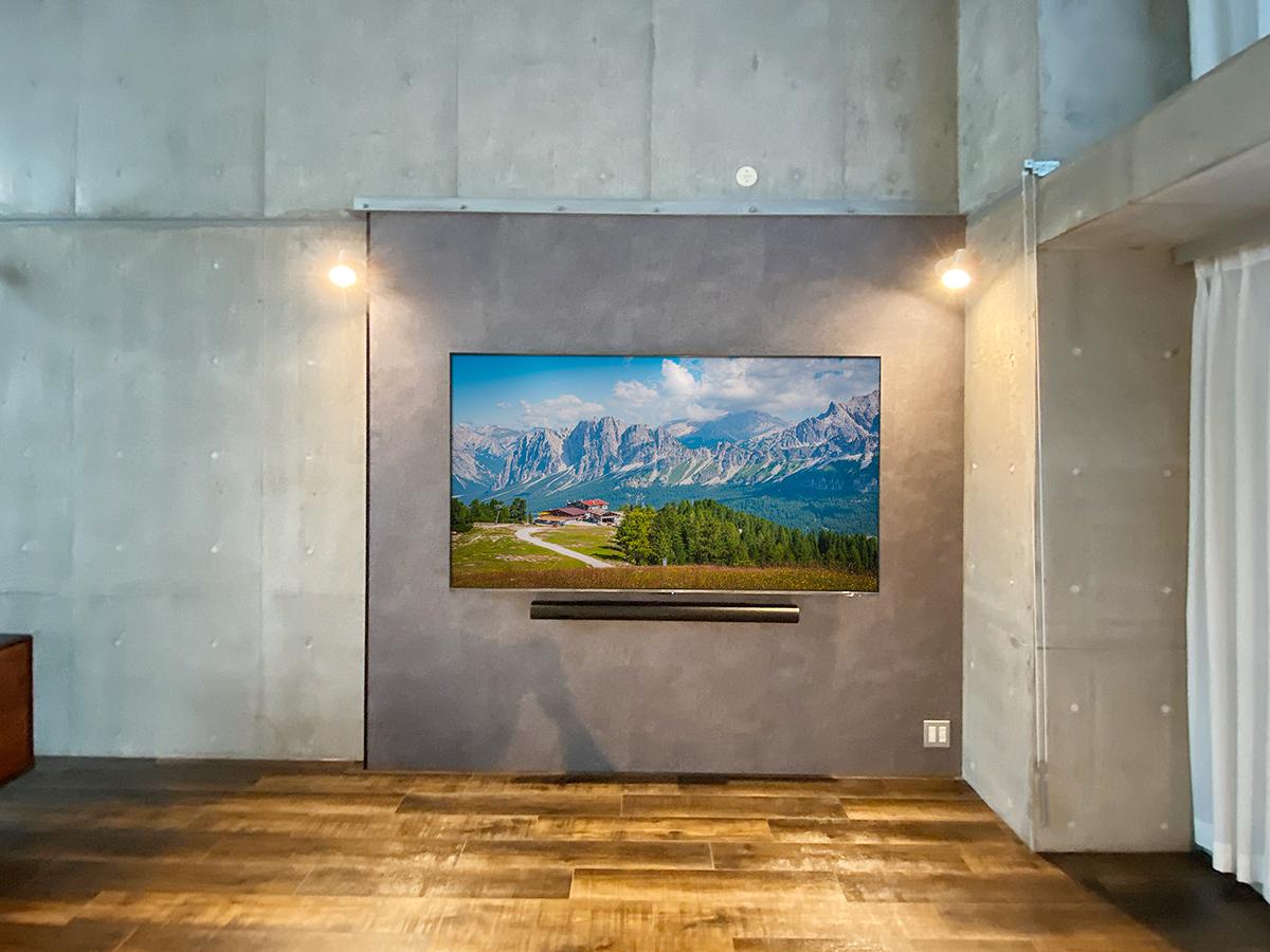 フェイクウォールPIXYのサイズは横幅が2700mm、高さが2590mm。上部は金属製の仕切り板に接するかたちです。