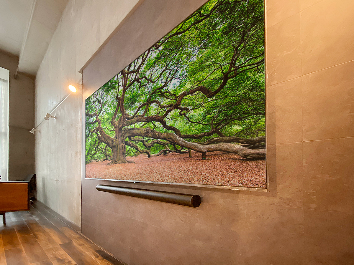 テレビはTCL社の85C6K。85インチの液晶テレビ。横幅1890mm、高さ1086mm、厚みは58mm。重量はさすがに重く32.6kg。