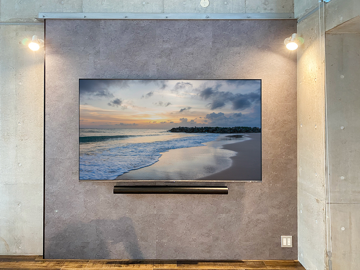 テレビ下にはサウンドバーも壁掛け。テレビとともにPIXY内部で配線することでケーブル類を一切見せないようにしています。
