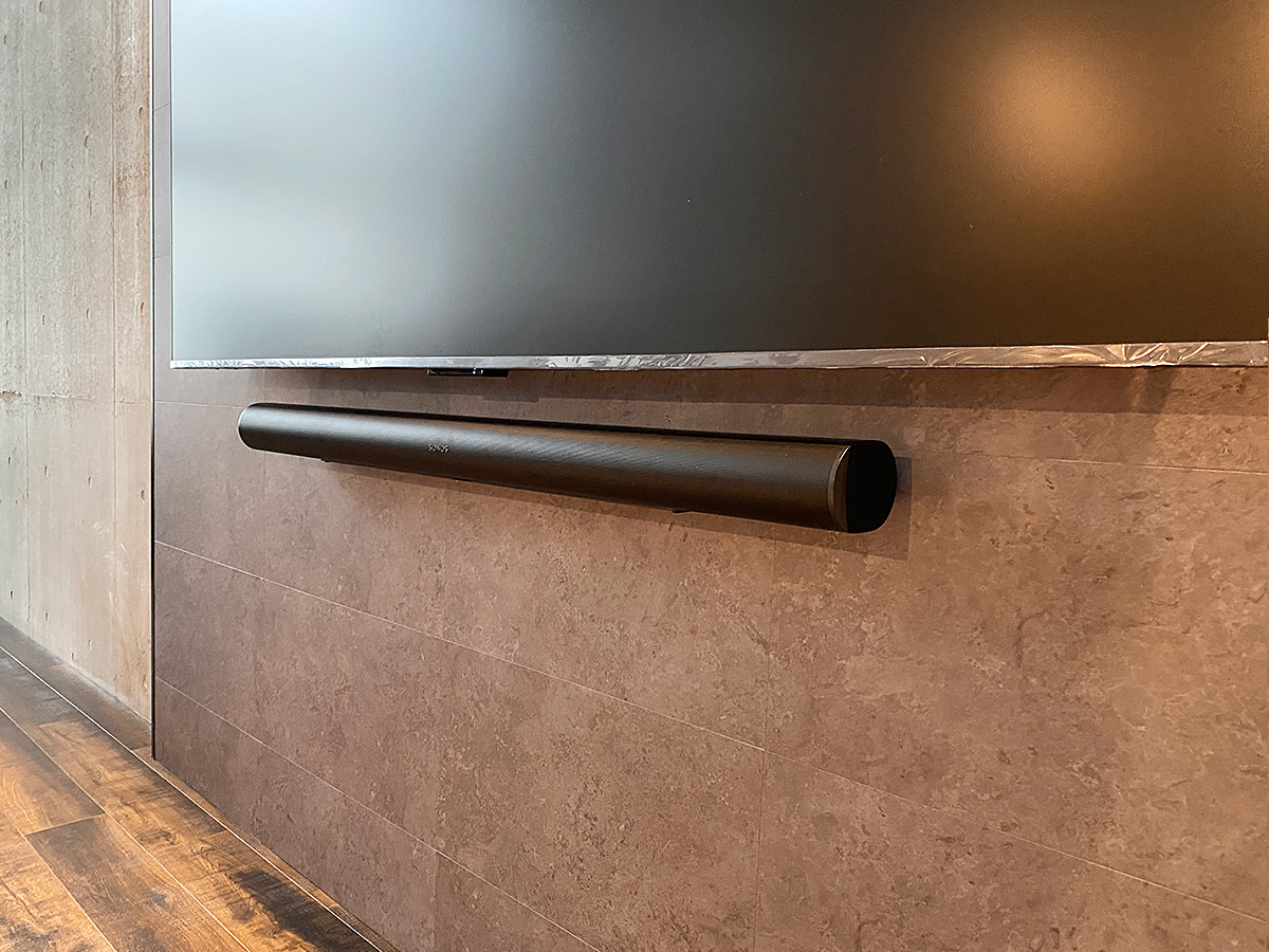 サウンドバー取り付け部分。御覧のようにケーブルを見せないことで驚くほどシンプルで美しいスタイルとなります。