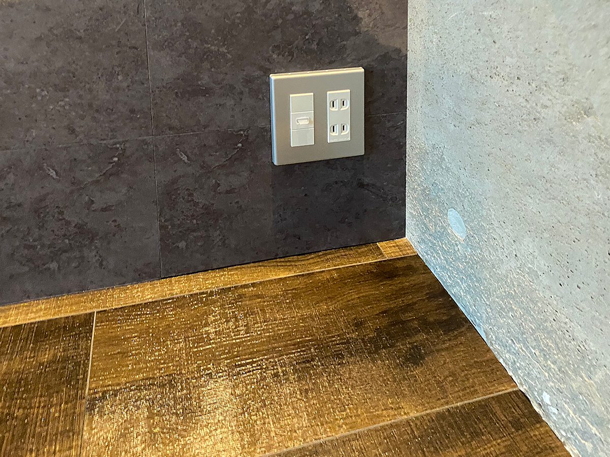 右下部に作られたコンセントパネル。ここにゲーム機などをつなげるとテレビ側に映像とサウンドが出力される仕組みです。