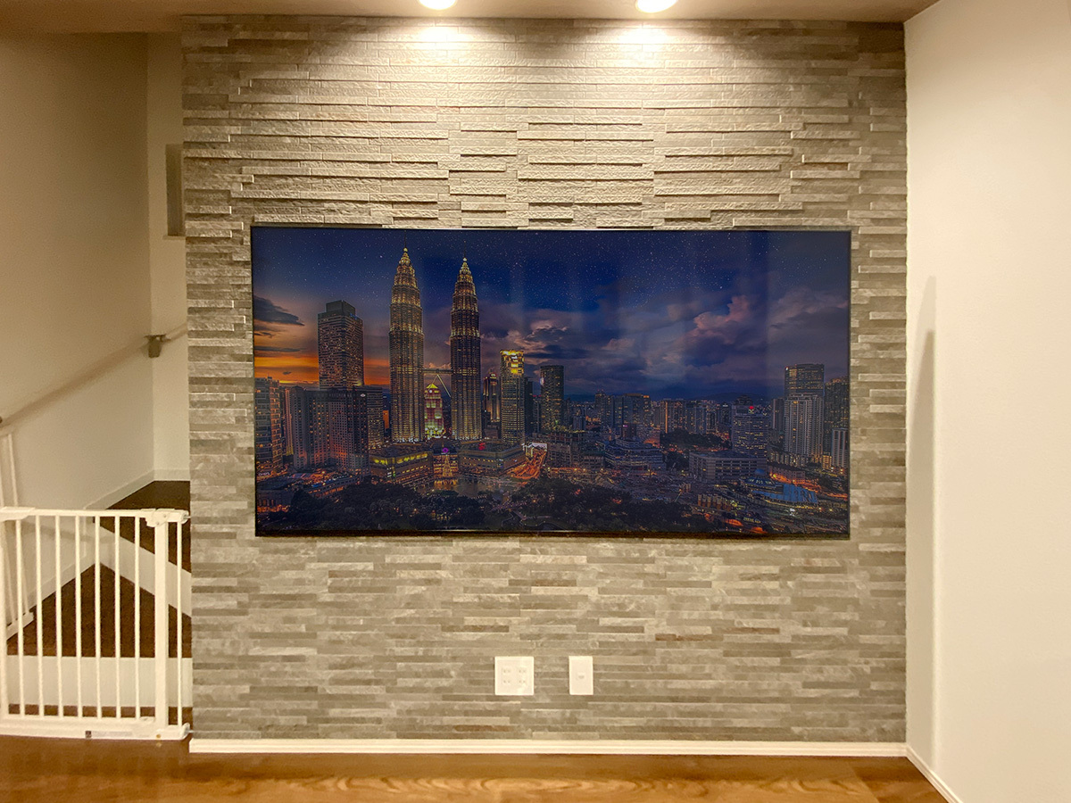 東京都でエコカラット壁（ディニタ）にソニーブラビア75インチテレビ（K-75XR70）を壁掛けしHDMIコンセントを追加