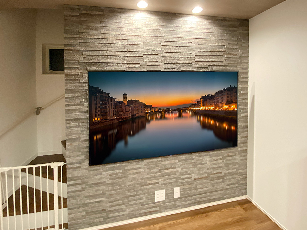 東京都でエコカラット壁（ディニタ）にソニーブラビア75インチテレビ（K-75XR70）を壁掛けしHDMIコンセントを追加