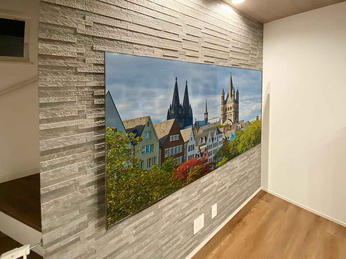 東京都でエコカラット壁（ディニタ）にソニーブラビア75インチテレビ（K-75XR70）を壁掛けしHDMIコンセントを追加