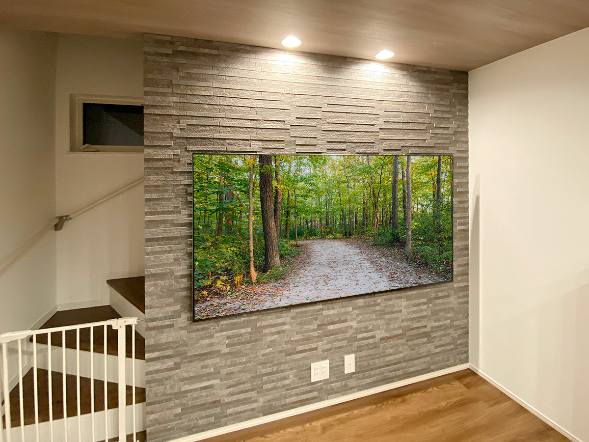 東京都でエコカラット壁（ディニタ）にソニーブラビア75インチテレビ（K-75XR70）を壁掛けしHDMIコンセントを追加