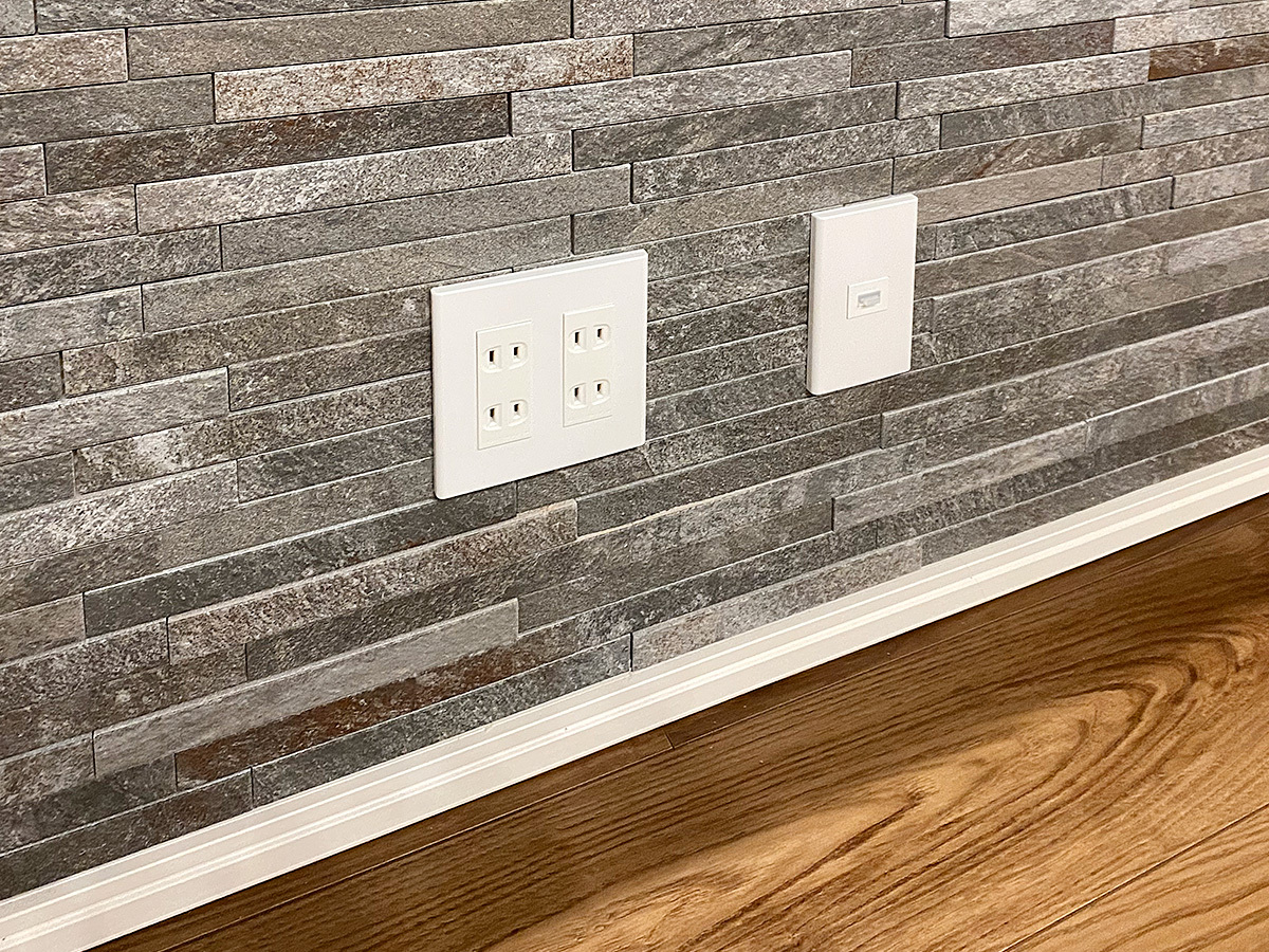 東京都でエコカラット壁（ディニタ）にソニーブラビア75インチテレビ（K-75XR70）を壁掛けしHDMIコンセントを追加