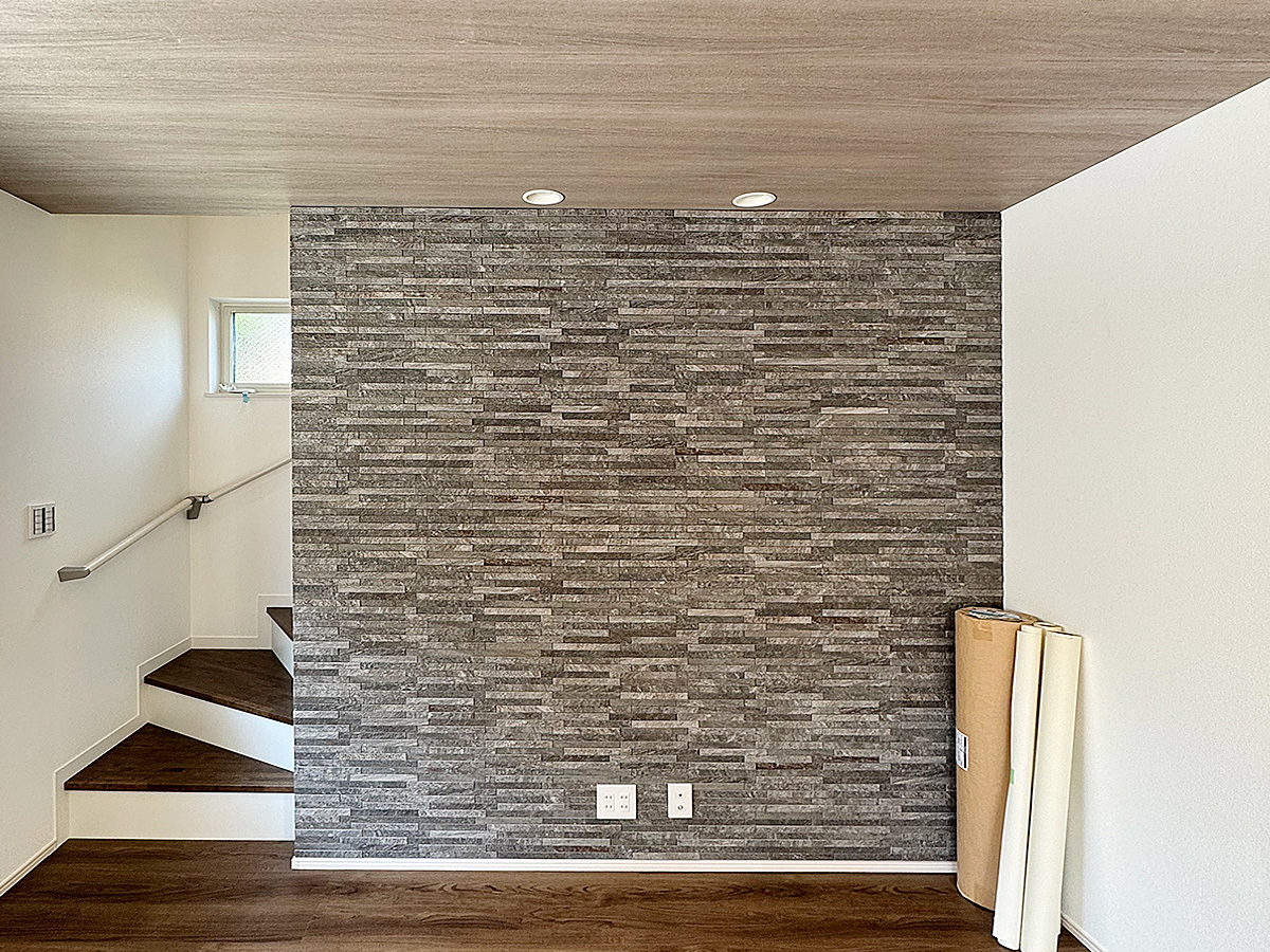 東京都でエコカラット壁（ディニタ）にソニーブラビア75インチテレビ（K-75XR70）を壁掛けしHDMIコンセントを追加