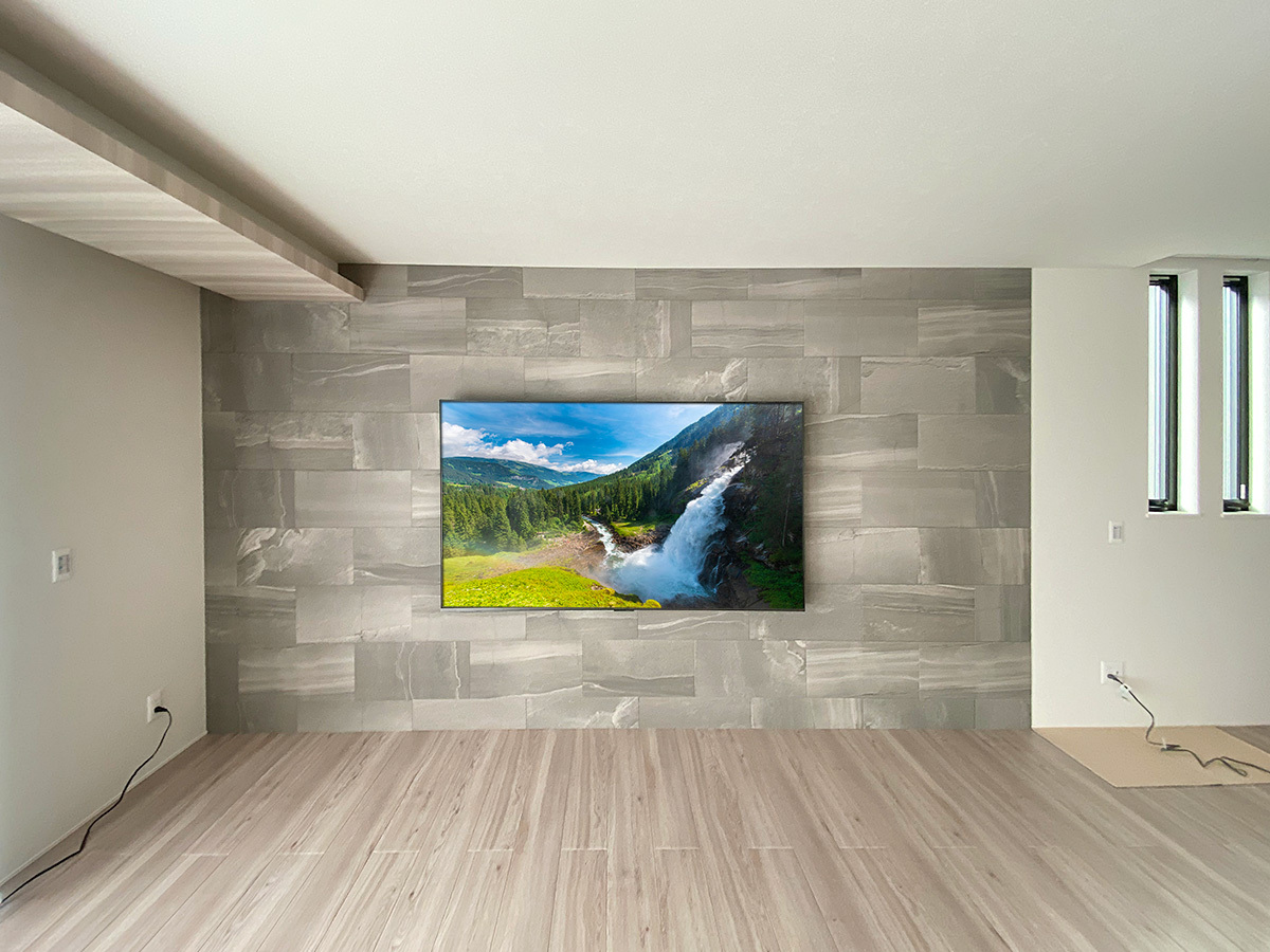 テレビは東芝レグザ「85Z770R」壁掛け時の本体サイズは横幅1892mm、高さ1090mm、厚み最大77㎜。重量は42kgになります。