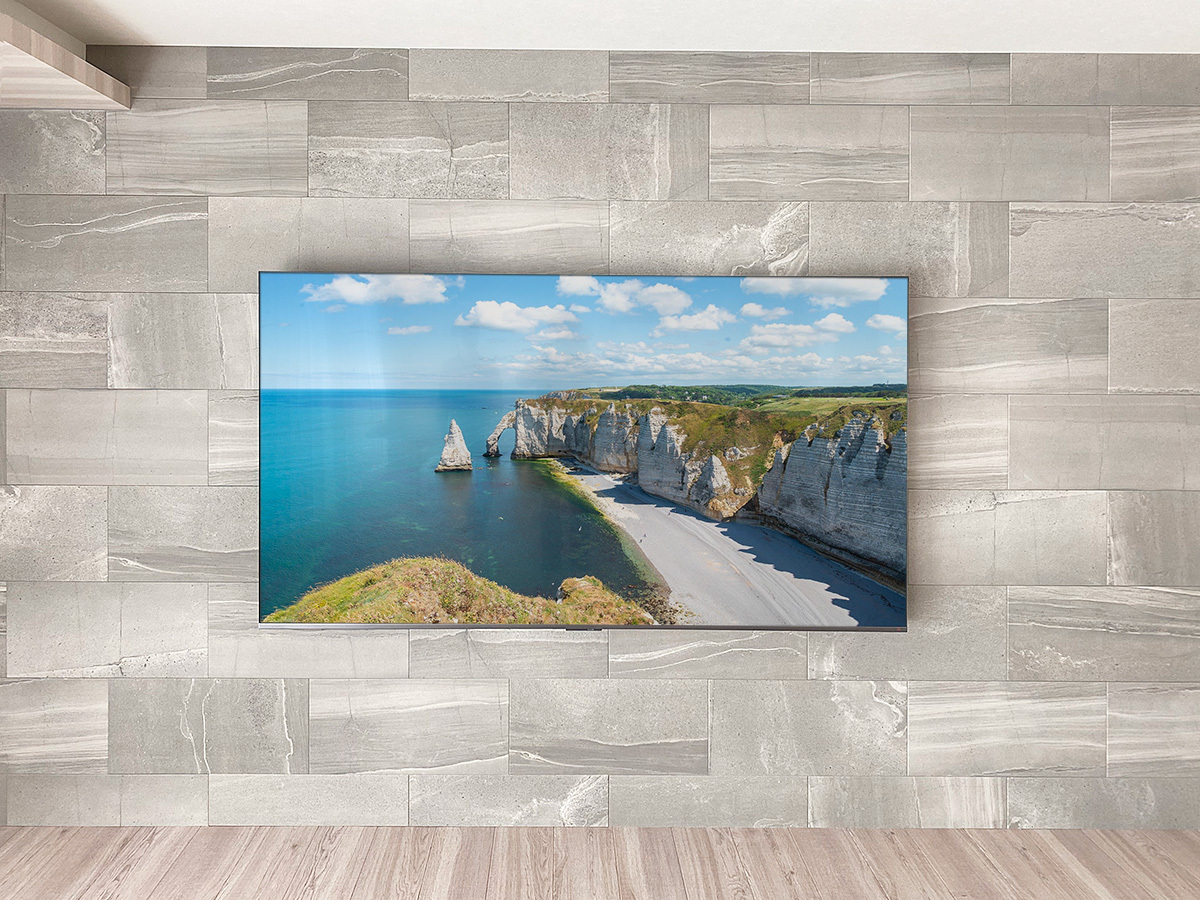 今回はすでにエコカラットが貼られた壁にテレビを設置しましたが、カトーデンキはエコカラット貼り付け＋テレビ壁掛けのセット工事も承っております。