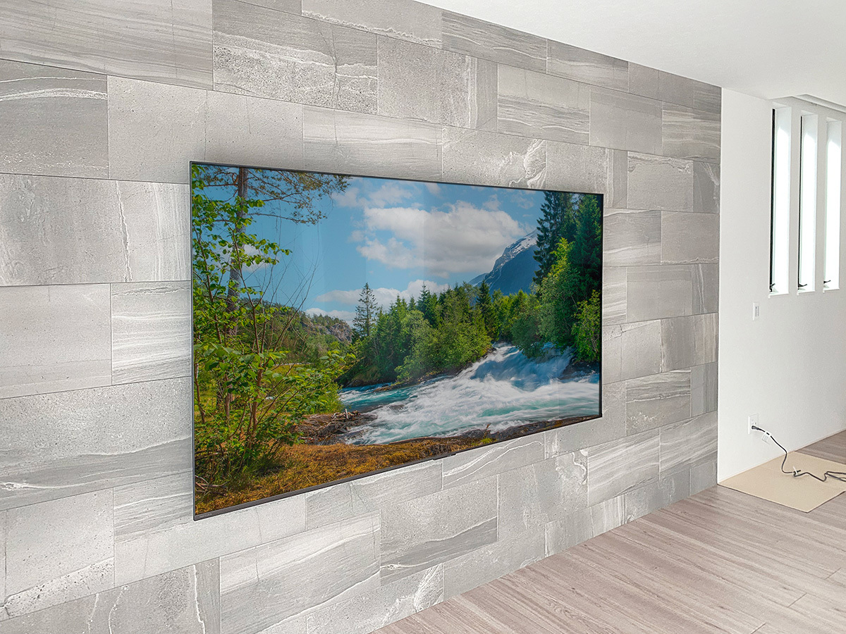 横幅が2メートル近いテレビでも壁掛けにすると驚くほど空間が広がります。最近ではテレビの背面に録画用のハードディスクを追加する工事も人気です。