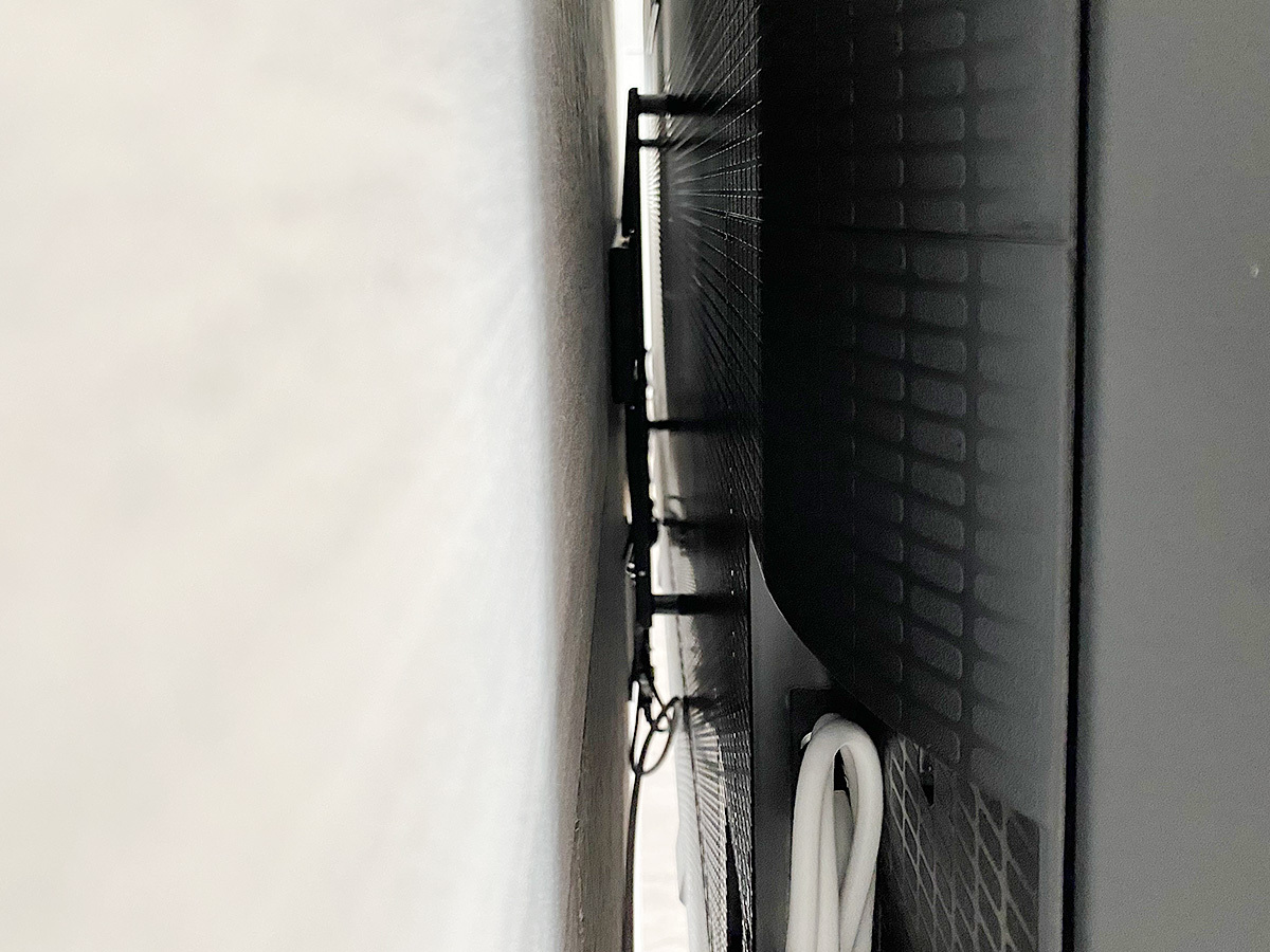 エコカラットと金具台座の接合面を覗いてみたところ。金具は角度固定式タイプ。出幅を減らして薄さを求める方に人気です。