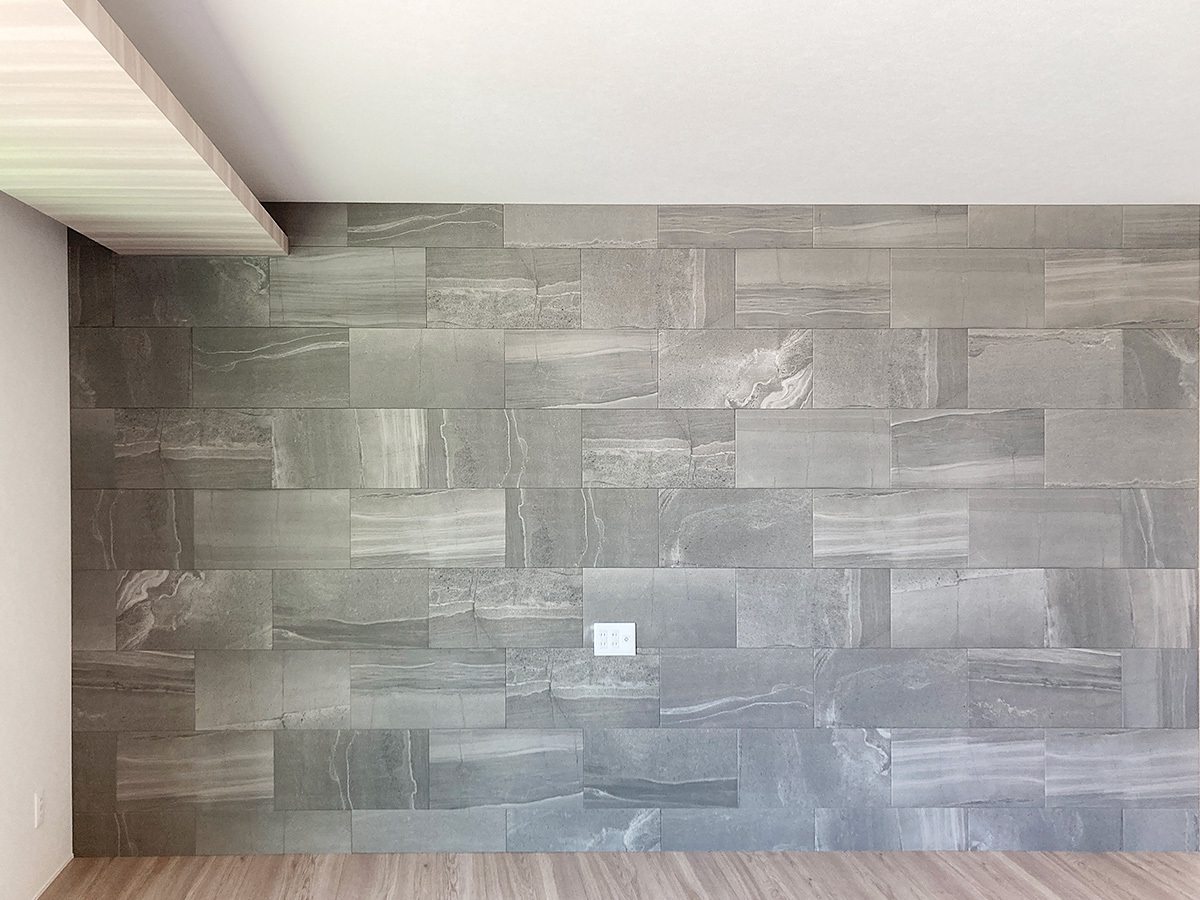 お問い合わせ時にお客様がアップしてくださった壁写真。すでにハウスメーカー様によってエコカラット・専用コンセントまで準備済み。この状態からのご依頼の場合、金具の選定やテレビ位置調整に時間を要する場合がございます。