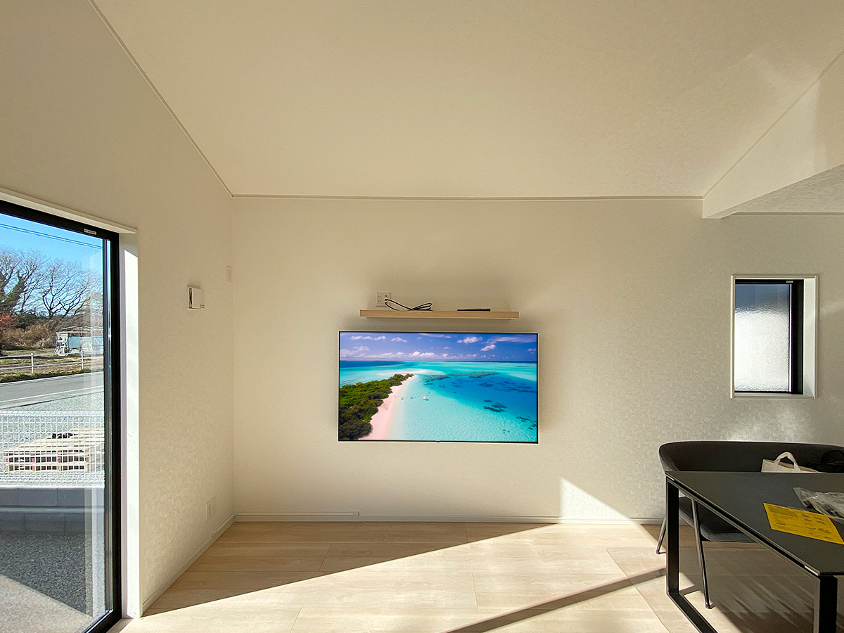 全体像。レコーダー置き場を壁掛け棚にすると、テレビボードをなくし広々としたスペースが活用できます。