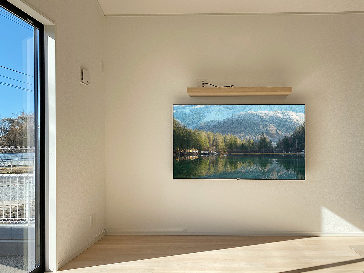 群馬県前橋市でのテレビ壁掛け工事です。65型テレビを壁掛けしその上にはレコーダー機器などが置ける棚も壁掛けしました。