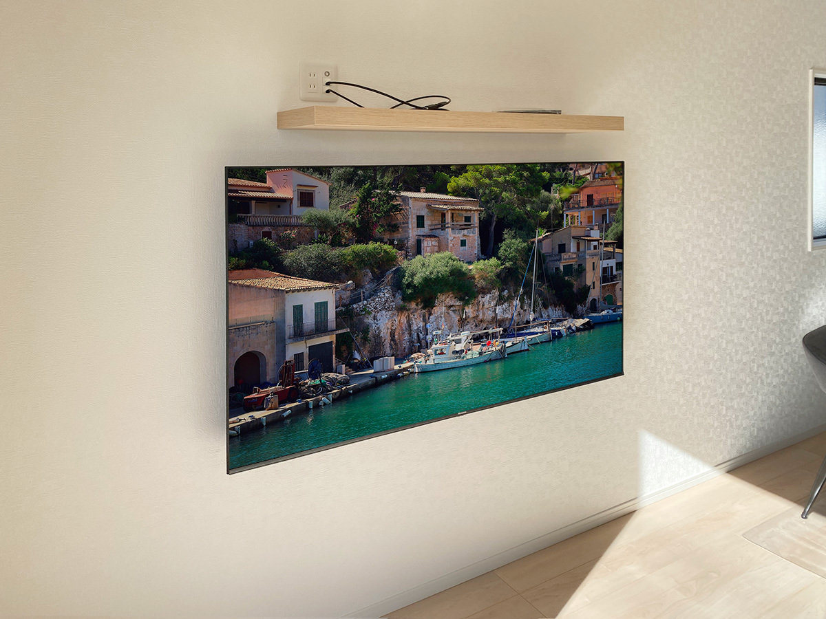 棚は機能性を優先させるならテレビ下が便利ですが、小さなお子さんやペットがいらっしゃるご家庭ではテレビ上が圧倒的人気です。