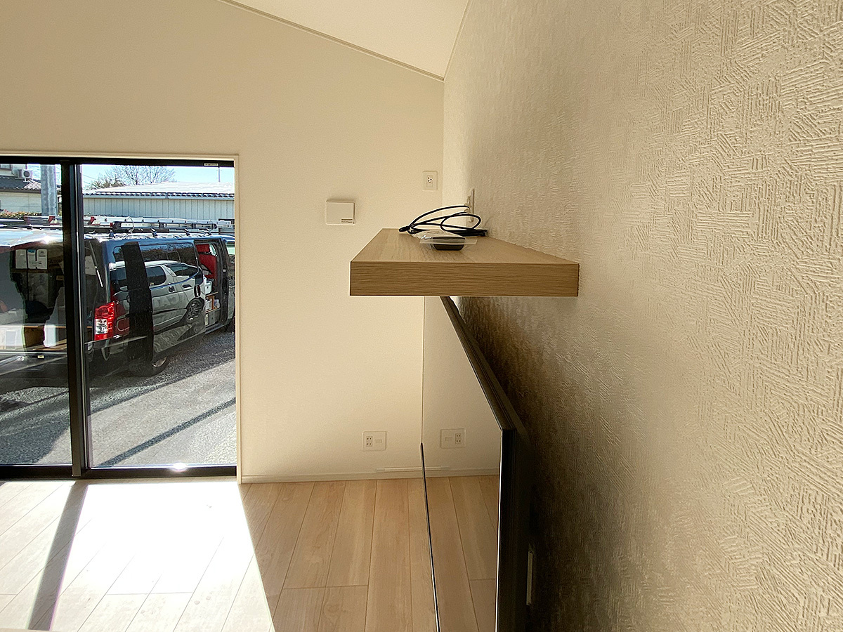 テレビを壁掛けする前に壁内部に補強工事を施し綺麗に壁紙を戻しています。棚板の色は木目調の他、ホワイトやブラックなども選択可能です。