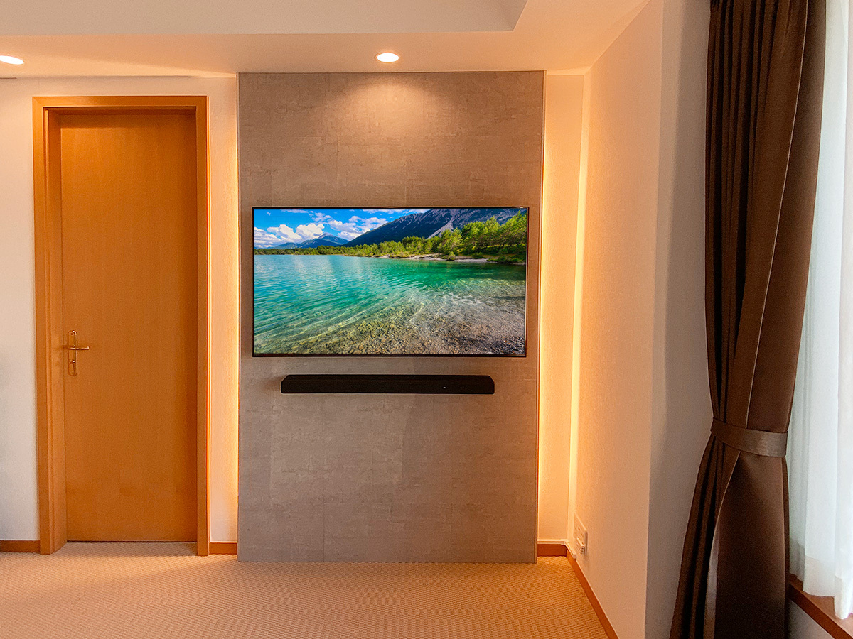 PIXYのサイズは横幅が1400mm、高さ2400mm。外装は石目調タイルのエアストーン仕上げ。エアストーンは汚れや傷に強く、小さいお子さんがいらっしゃるご家庭に人気の部材。