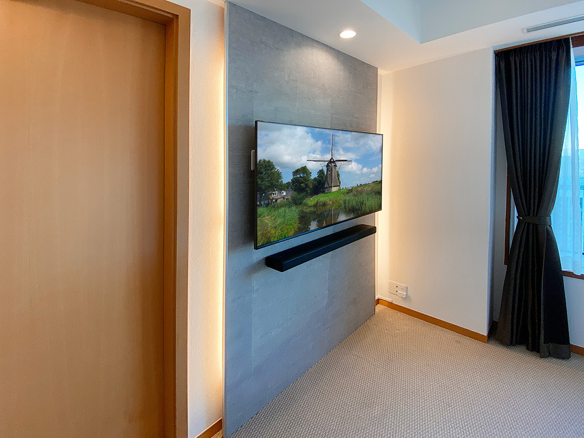 テレビはソニーブラビア K-55XR50。55型の液晶テレビ。サウンドバーとセットでカトー電器で同時購入していただきました。壁掛け工事と同時購入していただくと特別値引きが適用されます。