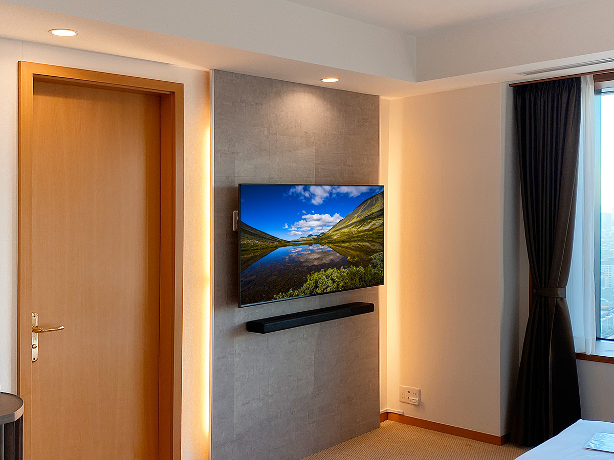 K-55XR50の壁掛け時の本体サイズは横幅1228mm、高さが709mm、厚みは最大57mm。重量は17.7kg。Mini LEDバックライトを搭載し高コントラストな映像が楽しめます。