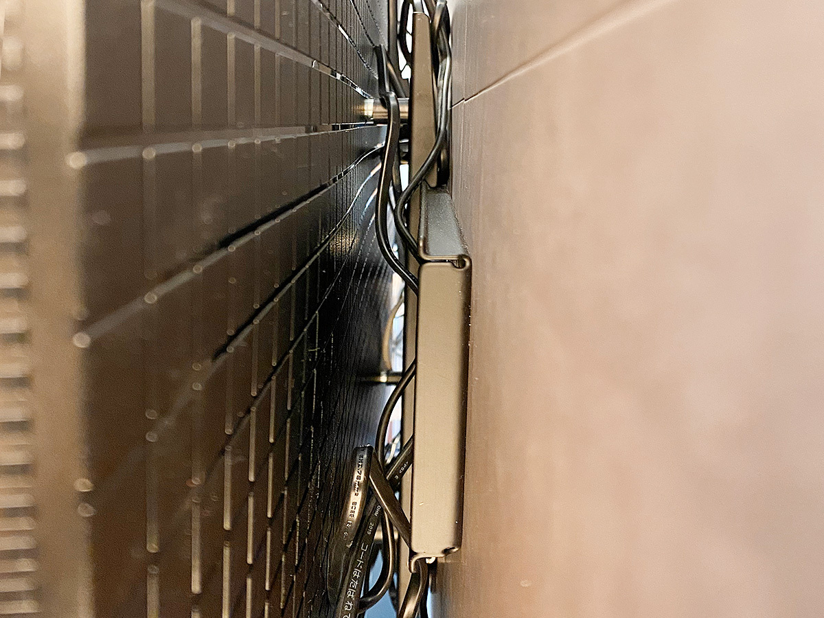 壁掛け金具は薄さを重視した角度固定式タイプです。ケーブル類はすべて一旦PIXY内部を通すためテレビ下から黒い線が垂れて見えるようなことはありません。