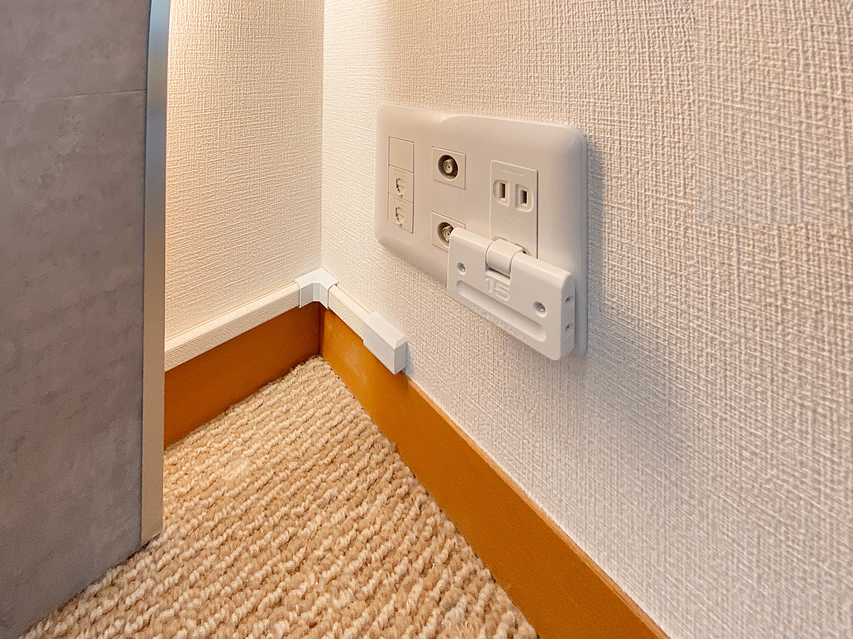 ご希望の壁面にはコンセントパネルが無いため、対角壁のコンセントから100ボルト電源とアンテナ線を延長しています。ここもケーブルカバーを使いコードがむき出しにならないよう配慮しました。