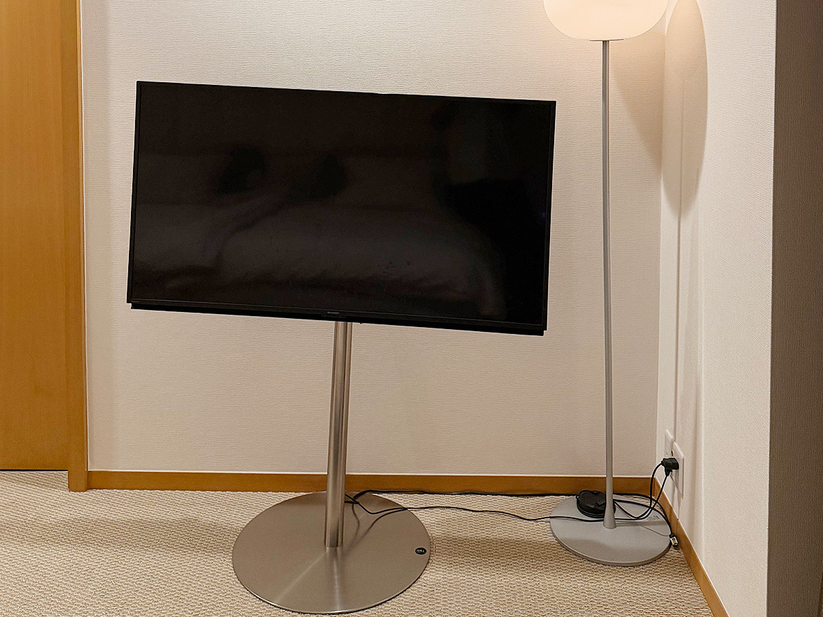 工事前にお客様が送ってくださった写真。ポールタイプのスタンドは地震やお子さんのイタズラに弱く、お客様もより頑丈で安全な壁掛けテレビをお考えになられたそうです。