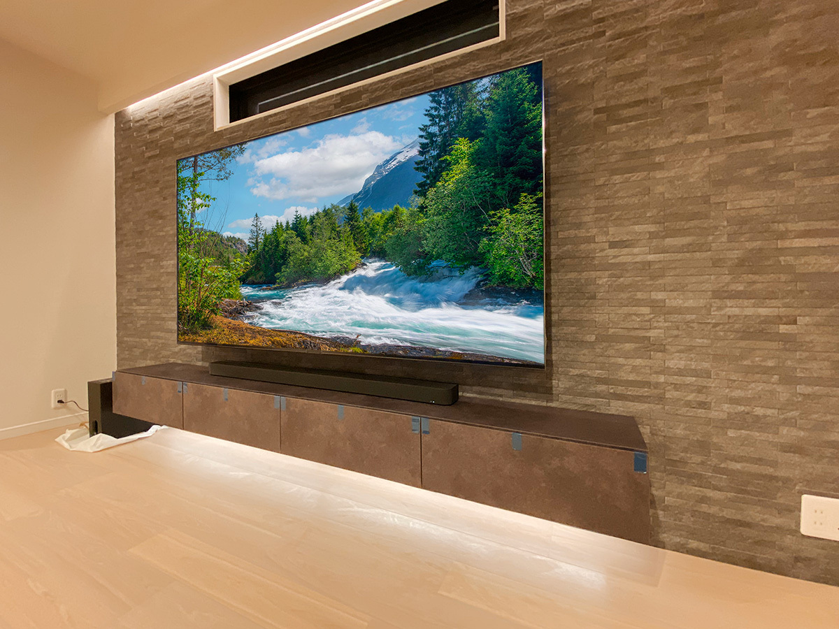 東京都で壁にエコカラット(ルドラNX)を貼り85型の大型テレビとパモウナのフロートテレビボードを壁掛け