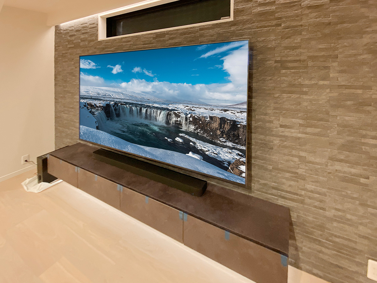 東京都で壁にエコカラット(ルドラNX)を貼り85型の大型テレビとパモウナのフロートテレビボードを壁掛け