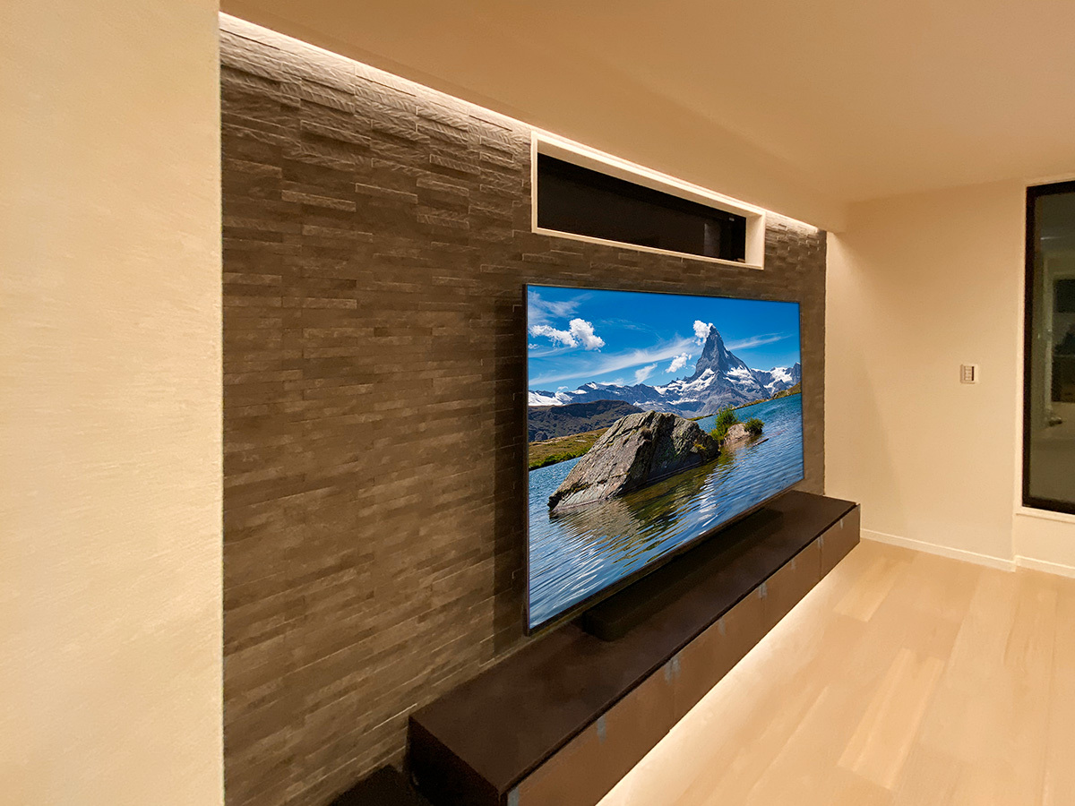 東京都で壁にエコカラット(ルドラNX)を貼り85型の大型テレビとパモウナのフロートテレビボードを壁掛け