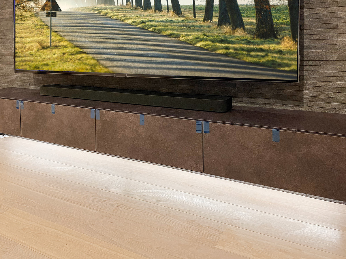 東京都で壁にエコカラット(ルドラNX)を貼り85型の大型テレビとパモウナのフロートテレビボードを壁掛け