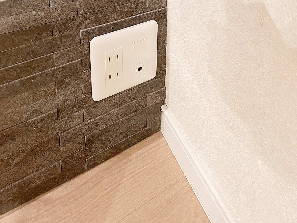 東京都で壁にエコカラット(ルドラNX)を貼り85型の大型テレビとパモウナのフロートテレビボードを壁掛け