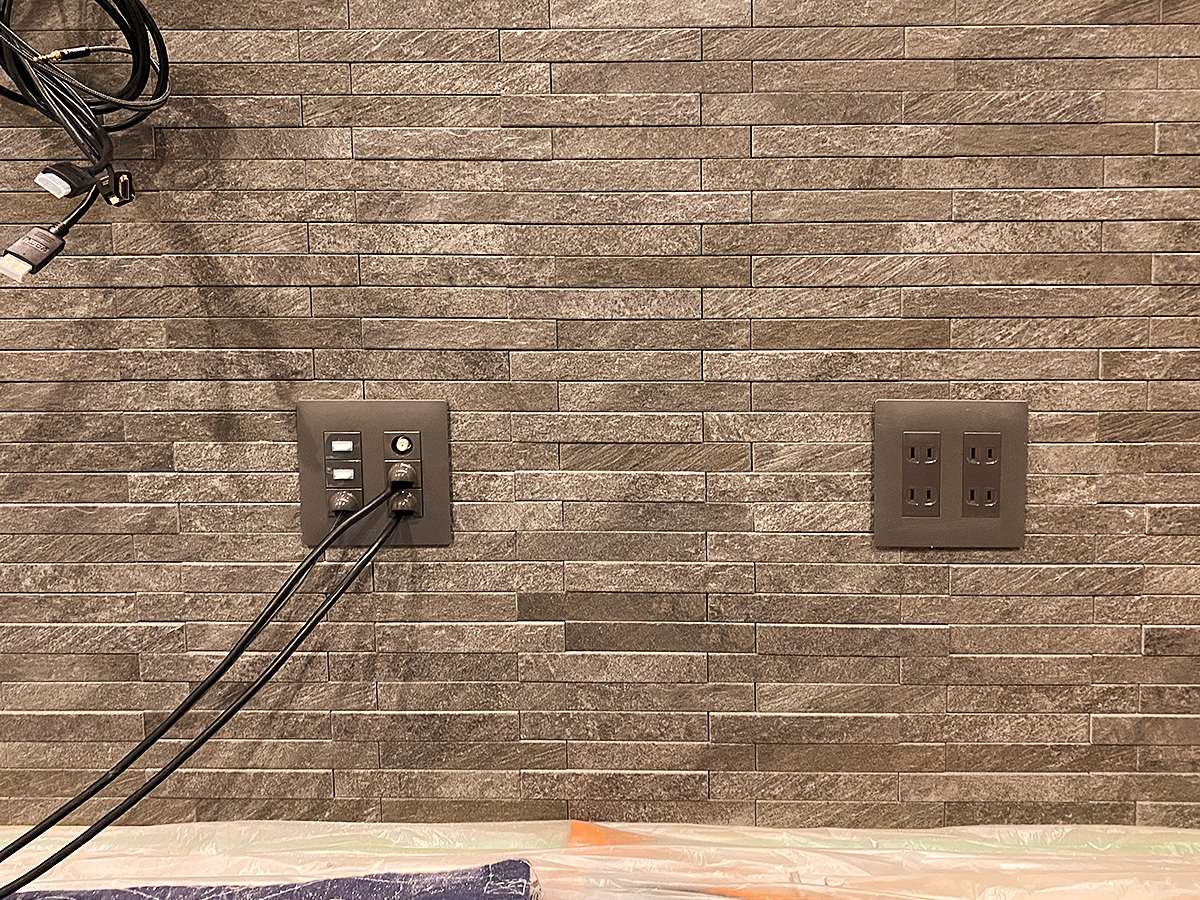 東京都で壁にエコカラット(ルドラNX)を貼り85型の大型テレビとパモウナのフロートテレビボードを壁掛け