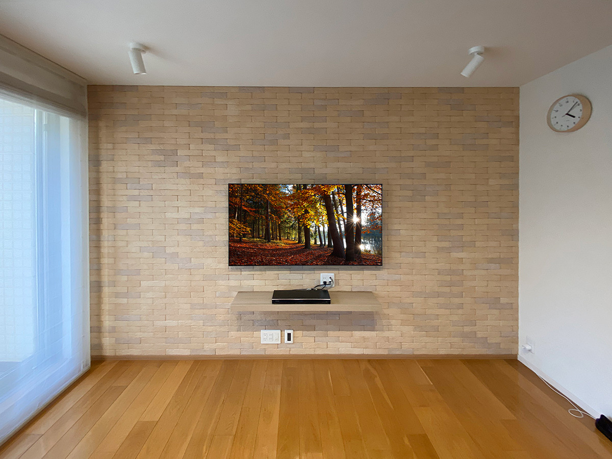 テレビは55インチ。壁掛け時の横幅1225mm。高さ709mm。厚みは最大で56mm。重量は19.9kgになります。これに金具の重量が加算されます。