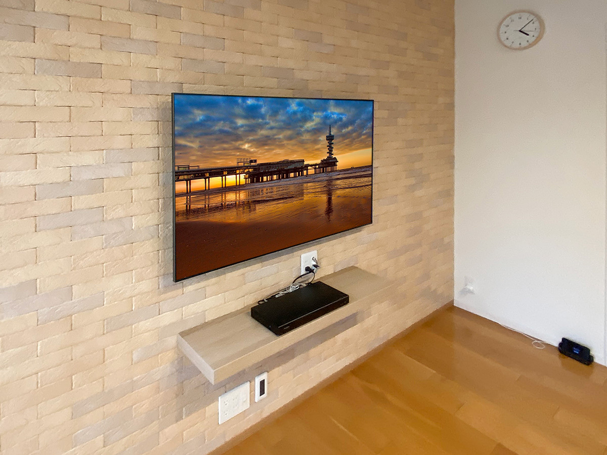 テレビ背面にもコンセントをご用意。レコーダー機器とはエコカラット壁の裏側を経由して各種ケーブルが張り巡らされています。