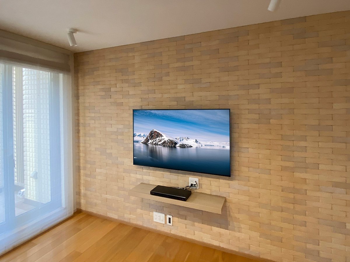 今回の施工では棚をテレビ下に設置しましたが小さいお子さんがいらっしゃるご家庭では安全のためテレビ上に棚をつける例が多いです。