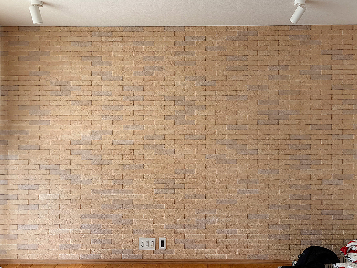 工事前のエコカラット壁写真。床上にしかコンセントが無い点にご注目ください。